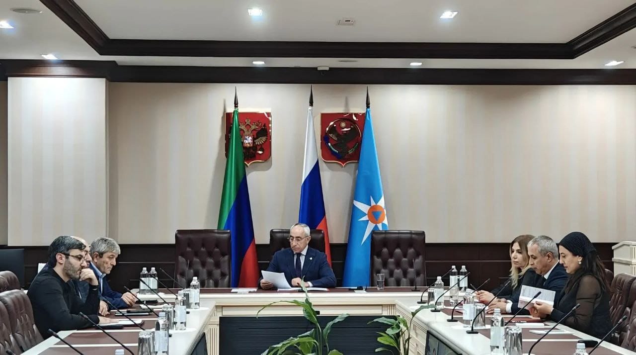 Руководящий состав МЧС Дагестана во главе с министром Нариманом Казимагамедовым следят за ходом "Прямой линии"  с Главой региона Сергеем Меликовым.